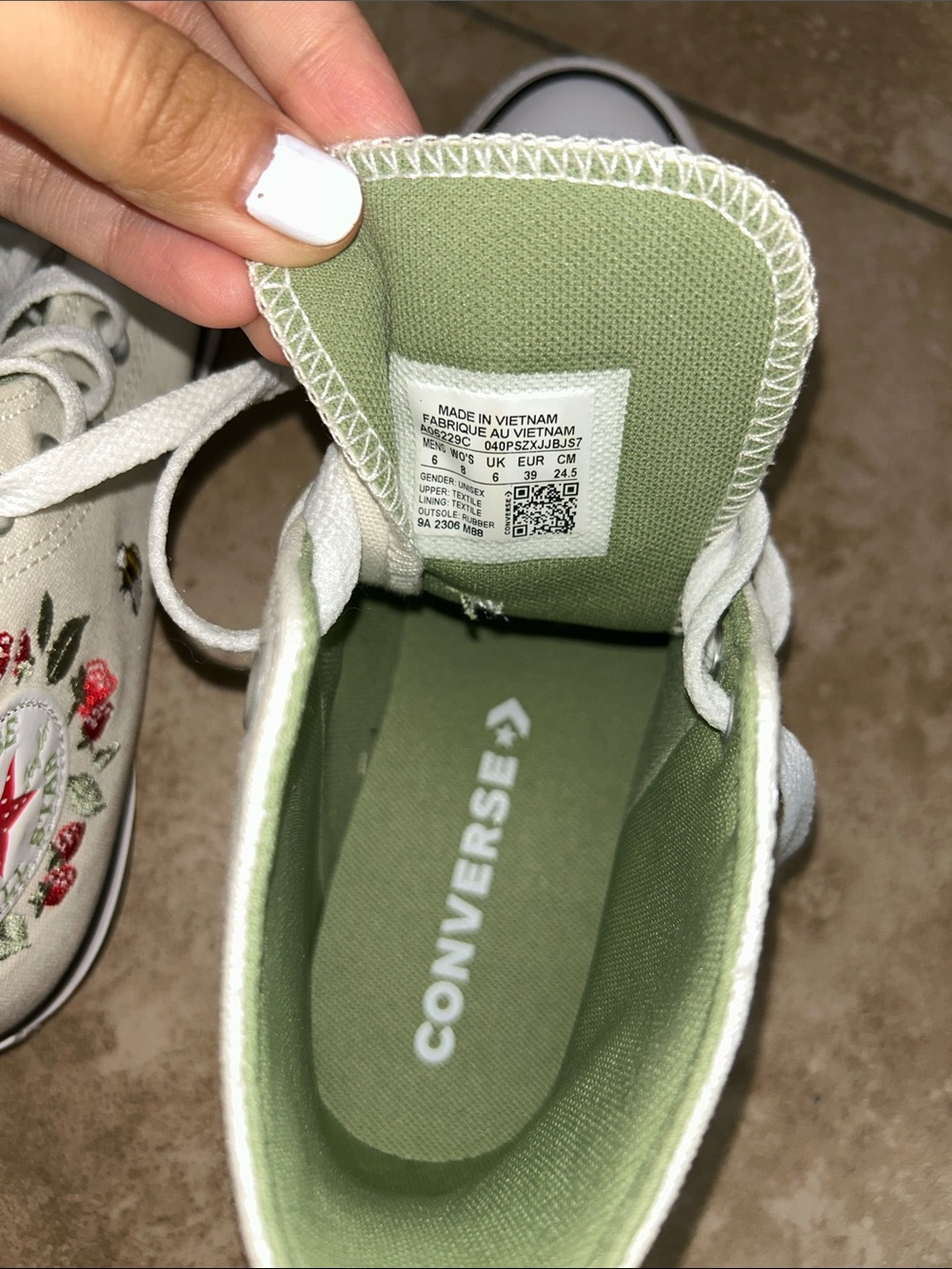Converse Cream High-Top Sneakers with Strawberry  & Bee Embroidery - Picture 4 of 5